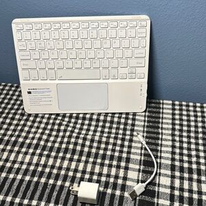EOSO White Wireless Bluetooth Keyboard with Charger and fast charge cable New